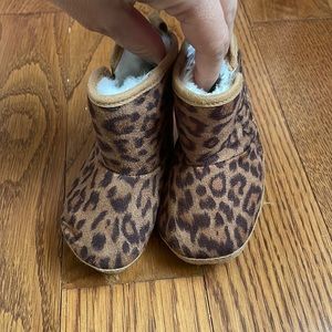 Size 3-6 months (1) baby girls leopard fur booties from old navy, Velcro sides